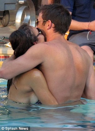 Trong bể bơi khách sạn, tiền vệ đội phó Chelsea liên tục thể hiện tình yêu với Christine bằng việc ôm nàng thật chặt và cả 2 trao nhau những nụ hôn nồng nàn, say đắm.